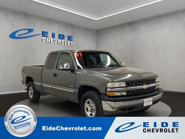 Black (Medium Charcoal Gray Metallic) 2001 Chevrolet Silverado 1500 LS Extended Cab 4WD Pickup Truck Four-Wheel Drive 4-Speed Automatic Overdrive