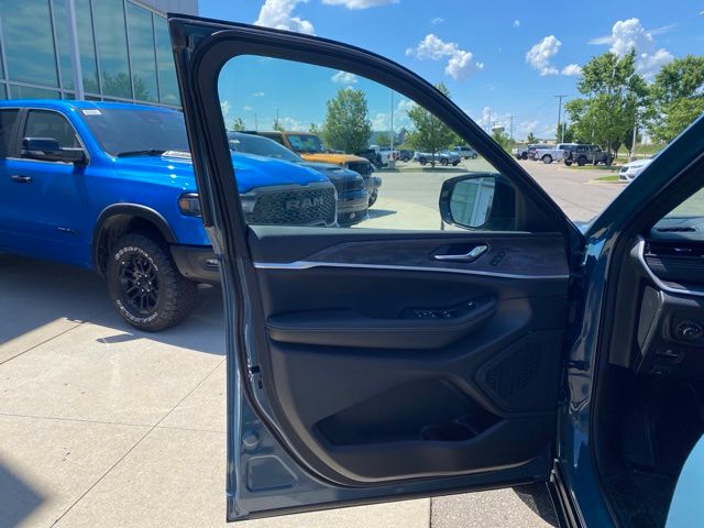 2026 Jeep Grand Cherokee Limited - Steel Blue exterior view 9