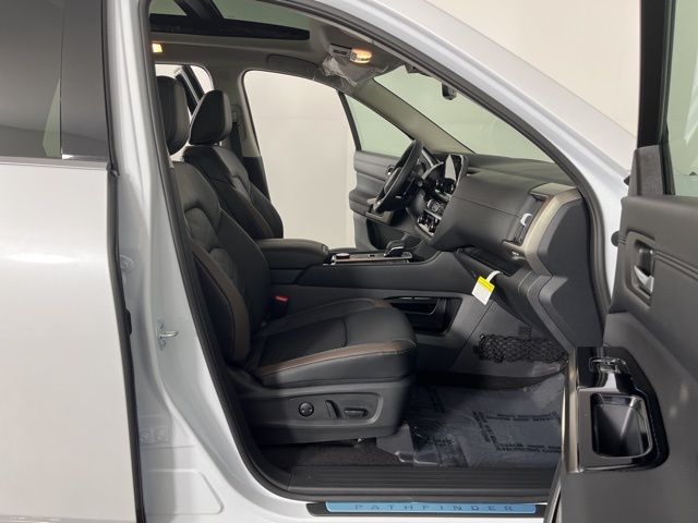 2025 Everest White Pearl Tricoat Nissan Pathfinder Platinum 4X4 SUV