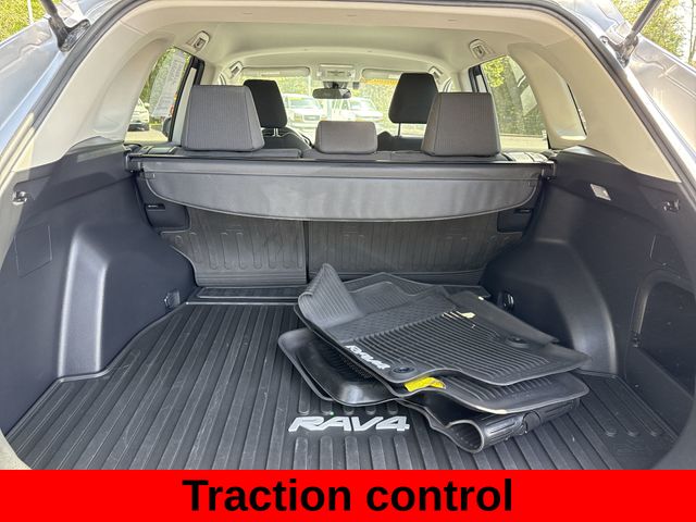 2020 Toyota RAV4 Hybrid LE photo