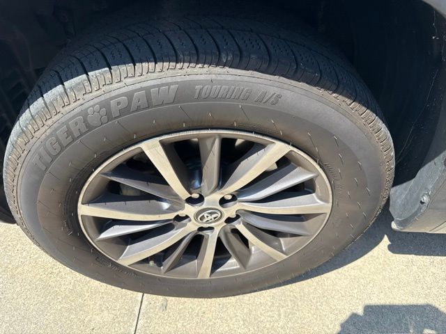 Used 2018 Silver Toyota XLE image 6