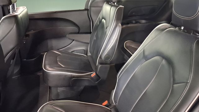 Used 2025 Chrysler Pacifica Van