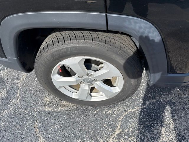 Used 2018 Black Jeep Latitude image 11