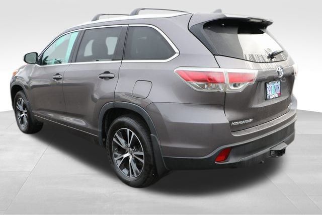 2016 Toyota Highlander XLE V6 22