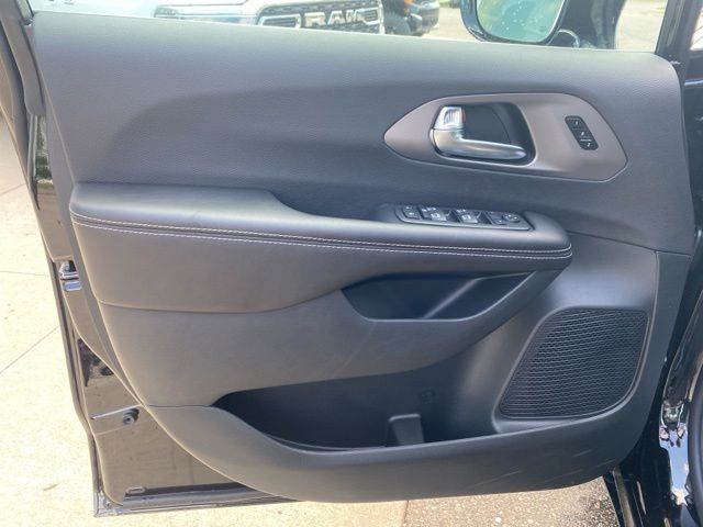 2027 Chrysler Pacifica Select - Diamond Black exterior view 10