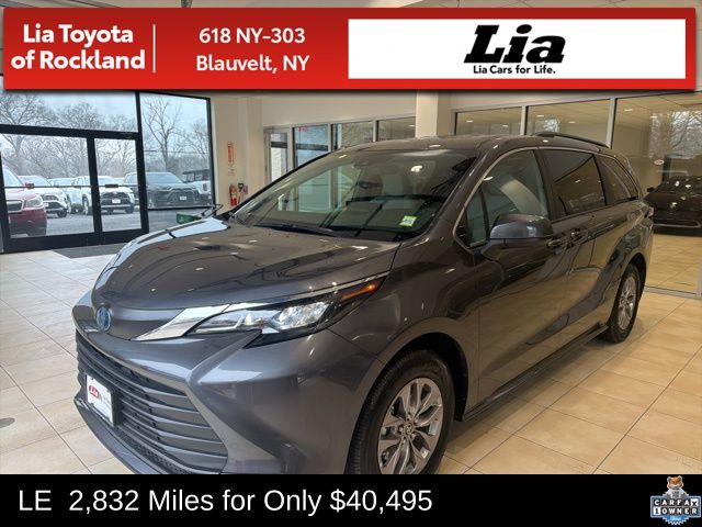 2025 Toyota Sienna LE 8-Passenger FWD