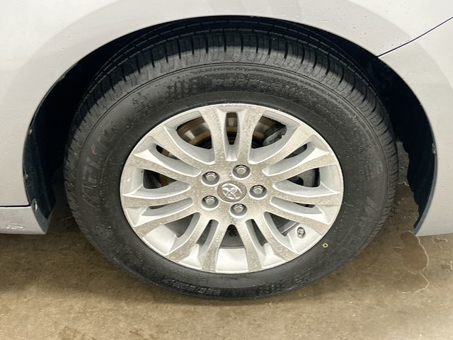 2017 Toyota Sienna XLE Premium - 4