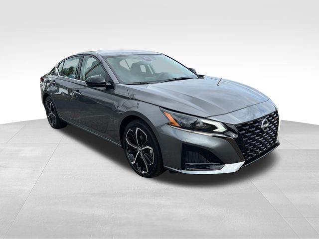 2025 Gun Metallic Nissan Altima SR FWD Sedan