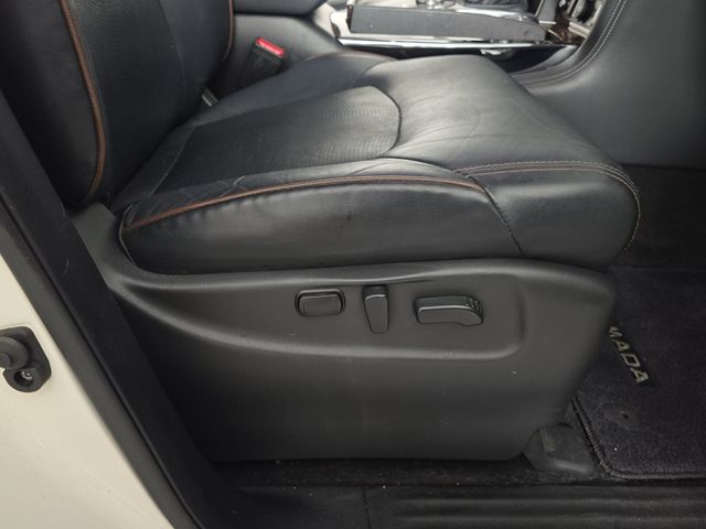 Used 2019 White Nissan Platinum image 36