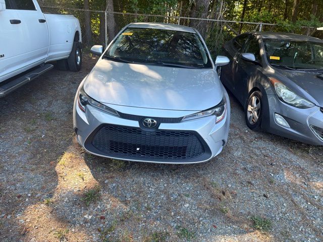 Used 2022 Silver Toyota LE image 3