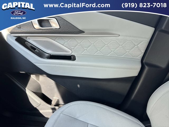 Used 2025 White Ford Platinum image 29