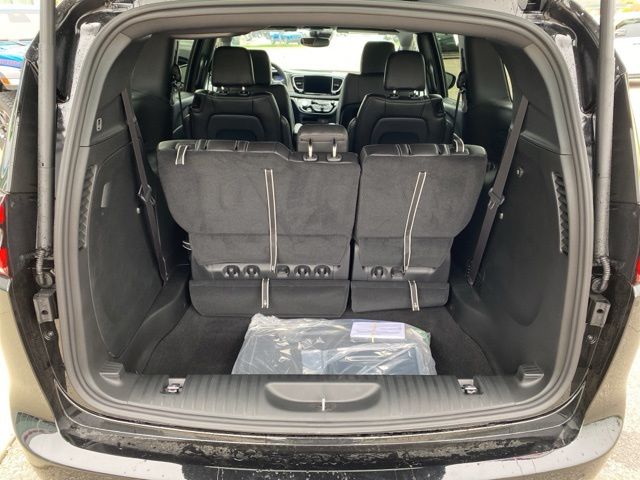 2027 Chrysler Pacifica Select - Diamond Black exterior view 19