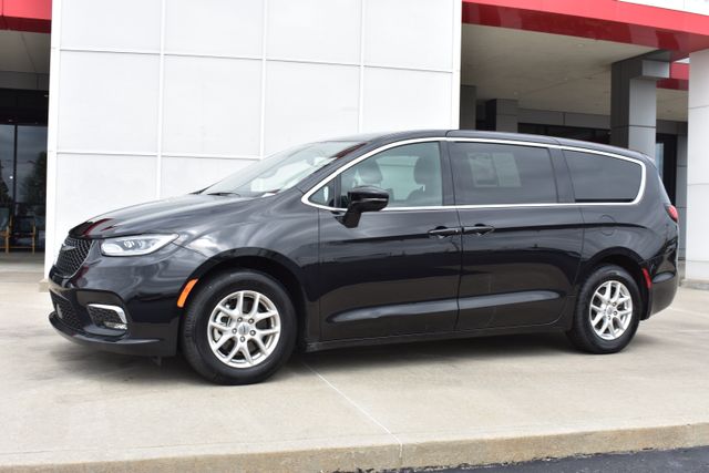 Used 2025 Chrysler Pacifica Van