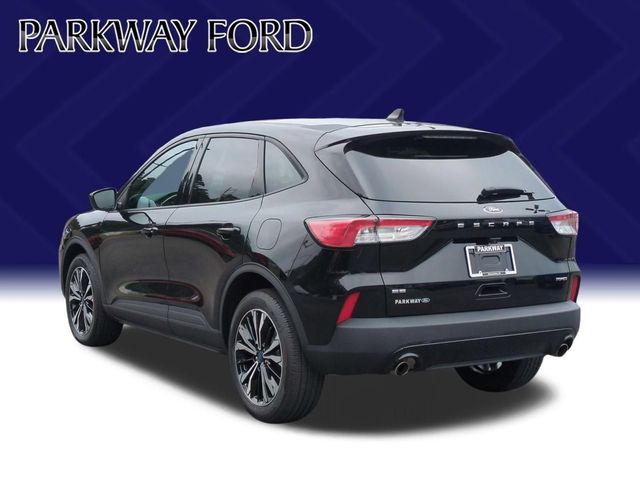 Used 2022 Black Ford SE image 3