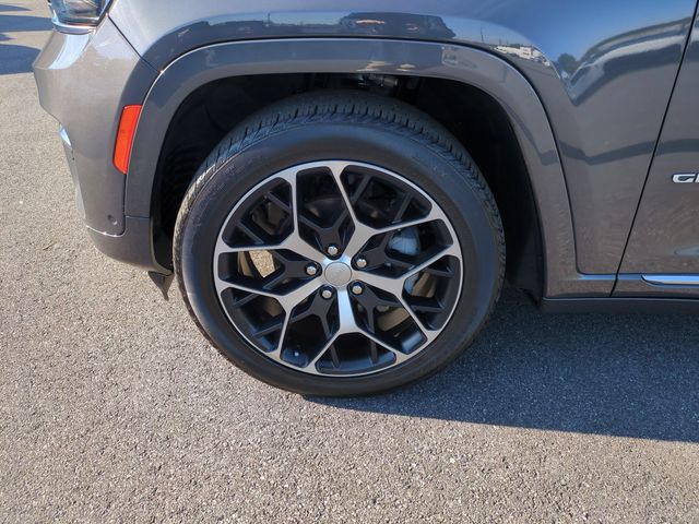 Used 2024 Gray Jeep Summit Reserve image 10