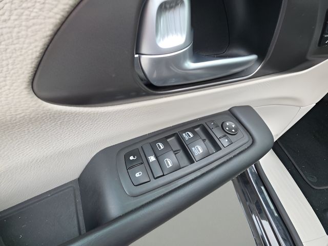 Used 2024 Chrysler Pacifica Van