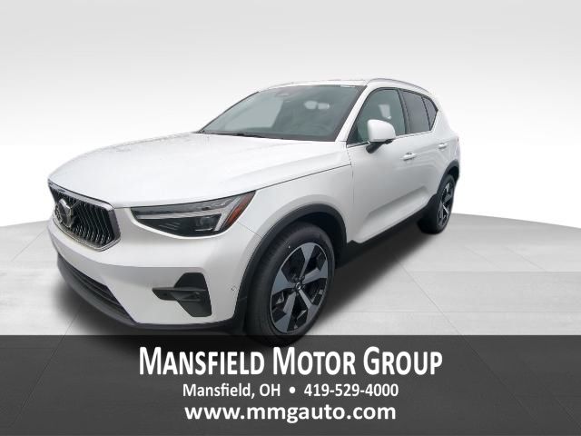 Crystal White Pearl 2025 Volvo XC40 B5 Plus Bright Theme AWD SUV / Crossover All-Wheel Drive Automatic