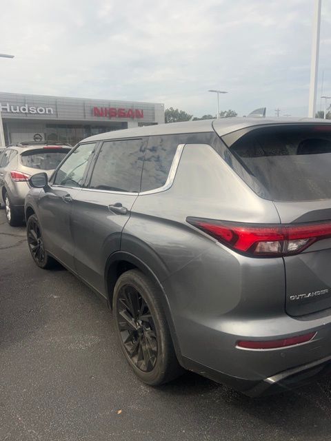 2022 Mitsubishi Outlander Black Edition 6