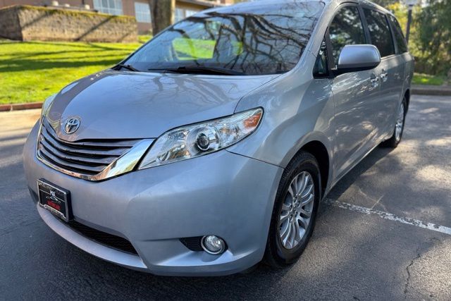 2016 Toyota Sienna XLE 7-Passenger Auto Access Seat