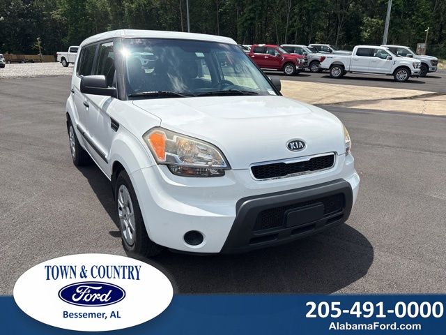 White 2011 Kia Soul Base Wagon Front-Wheel Drive 5-Speed Manual Overdrive