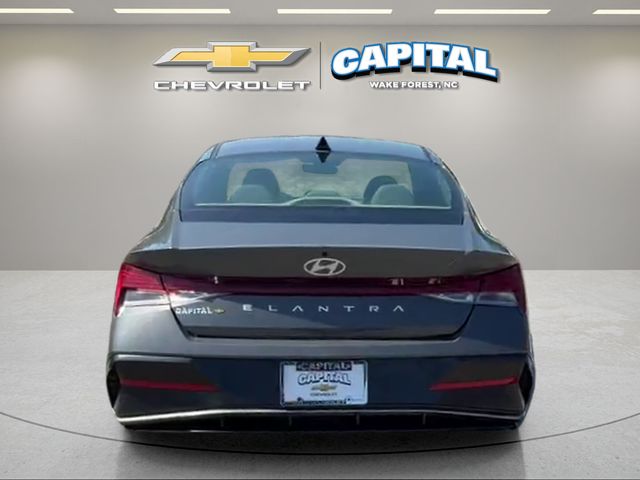 Used 2025 Gray Hyundai SEL Convenience image 4