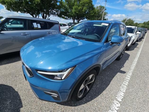 2025 Volvo XC40 B5 Plus Bright Theme