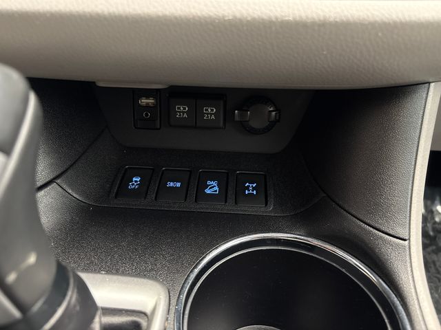 Used 2019 White Toyota XLE image 22