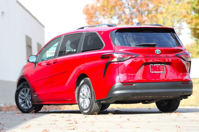 2021 Toyota Sienna LE 12