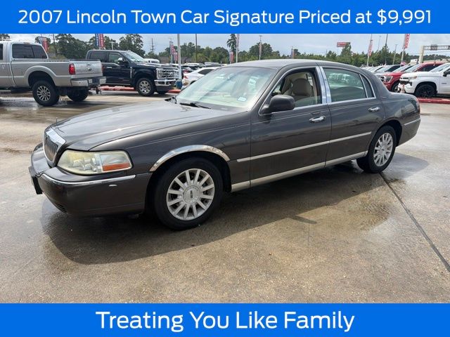 Gray 2007 Lincoln Town Car Sedan Rear-Wheel Drive 4-Speed Automatic Overdrive