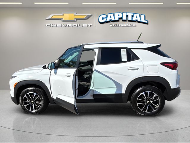 Used 2025 White Chevrolet LT image 9