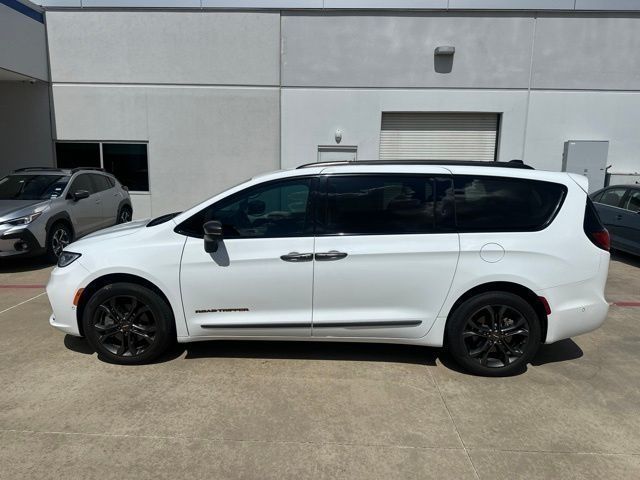 Bright White Clearcoat 2023 Chrysler Pacifica Minivan All-Wheel Drive 9-Speed Automatic
