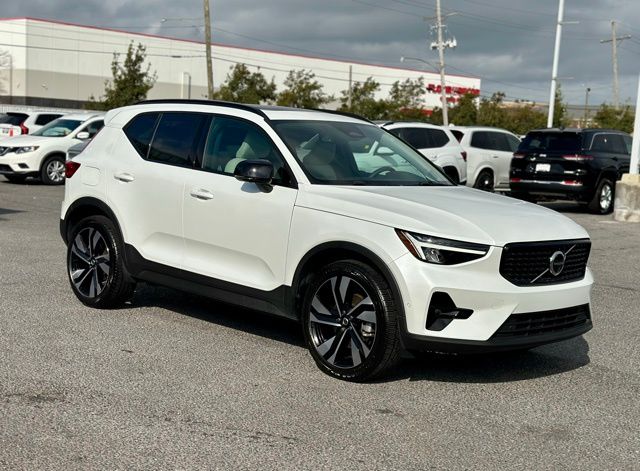 2024 Volvo XC40 B5 Plus Dark Theme