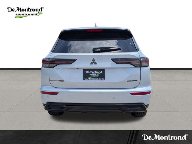 2026 Mitsubishi Outlander LE White at North Houston Mitsubishi