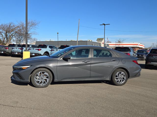 2024 Hyundai Elantra SEL FWD