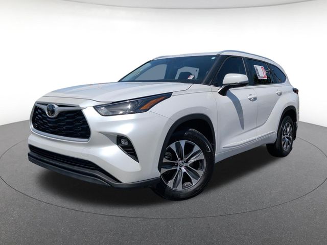 White (Wind Chill Pearl) 2024 Toyota Highlander SUV / Crossover All-Wheel Drive 8-Speed Automatic