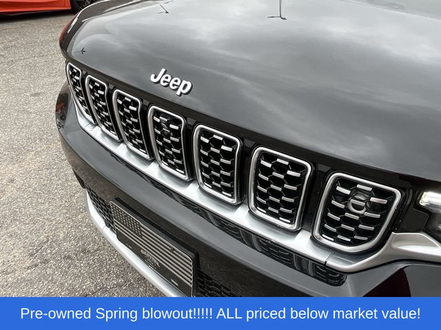 Used 2022 Diamond Black Jeep Summit Reserve image 10