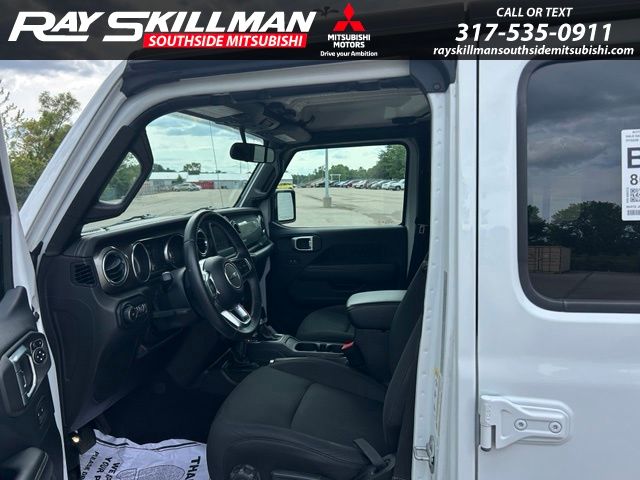 Used 2019 White Jeep Unlimited Sahara image 7