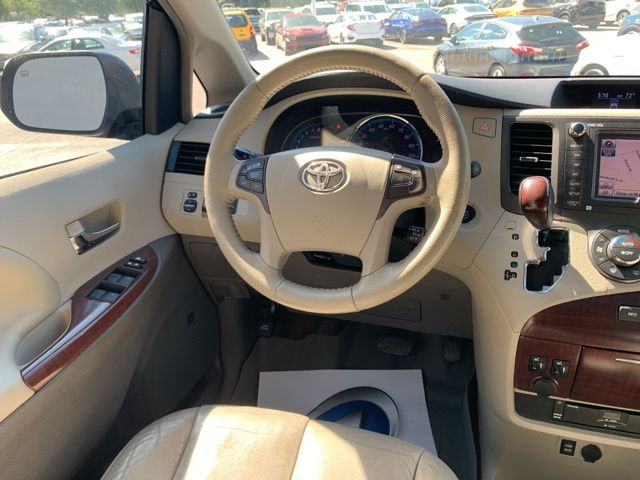 2012 Toyota Sienna XLE 7-Passenger Auto Access Se photo