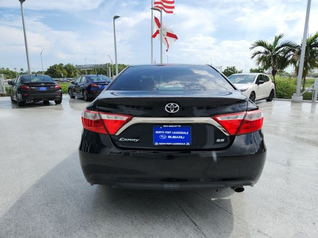 2015 Toyota Camry SE 32