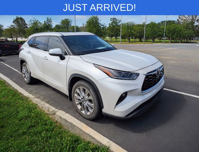 White (Wind Chill Pearl) 2022 Toyota Highlander SUV / Crossover All-Wheel Drive 8-Speed Automatic
