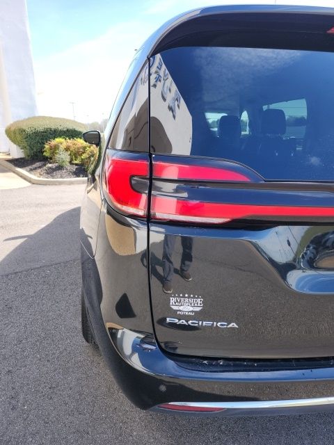 Used 2023 Black Chrysler Limited image 8