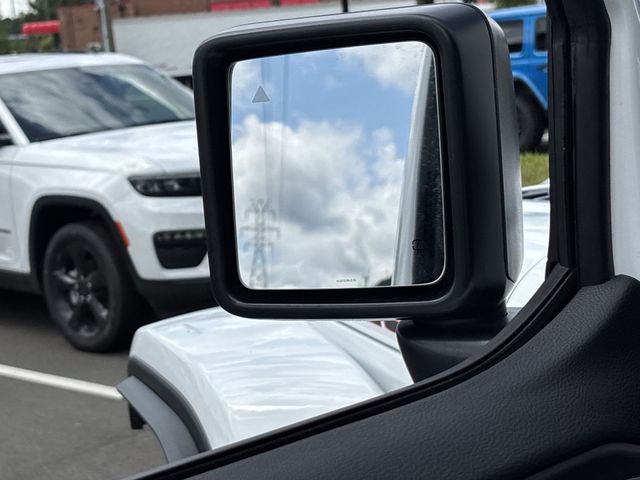New 2025 Bright White Clear-Coat Exterior Paint Jeep Rubicon X image 18