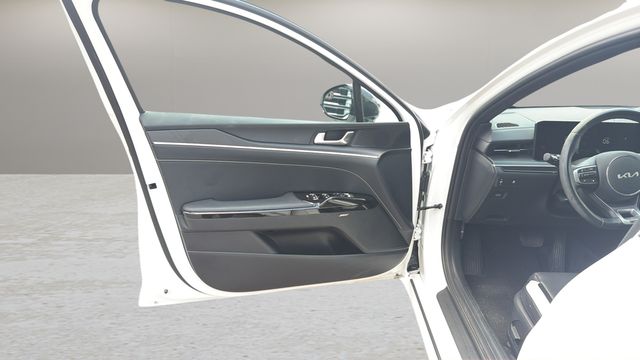 Used 2025 White Kia GT-Line image 24