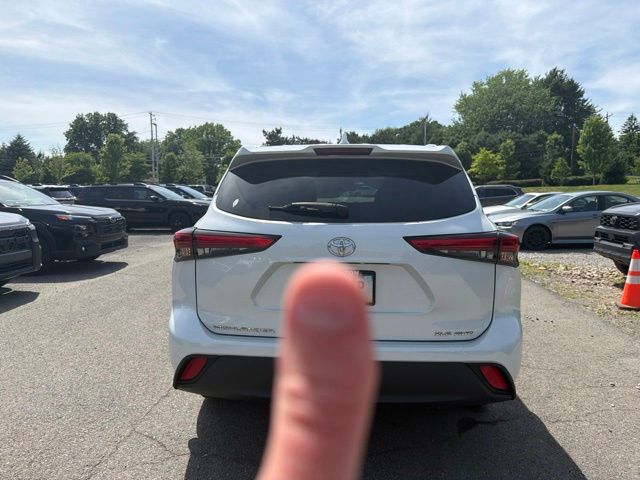 2022 Toyota Highlander XLE Off-white at Carlisle Cadillac Buick GMC
