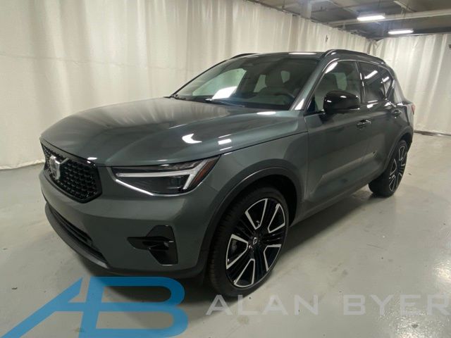 Forest Lake 2026 Volvo XC40 SUV / Crossover All-Wheel Drive Automatic