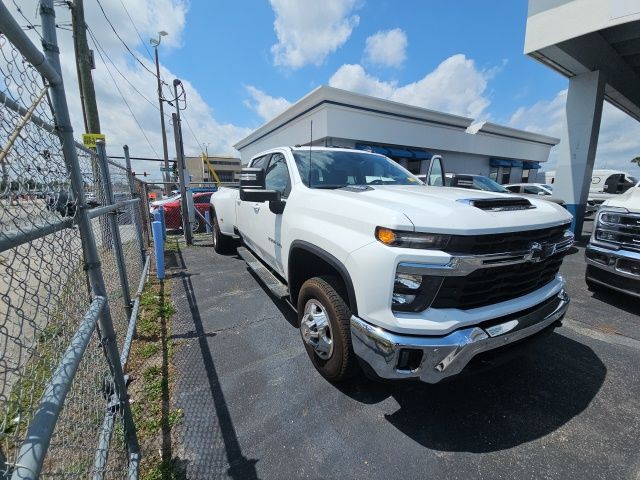 2025 Chevrolet Silverado 3500HD LT photo