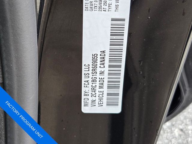 Used 2025 Chrysler Pacifica Van