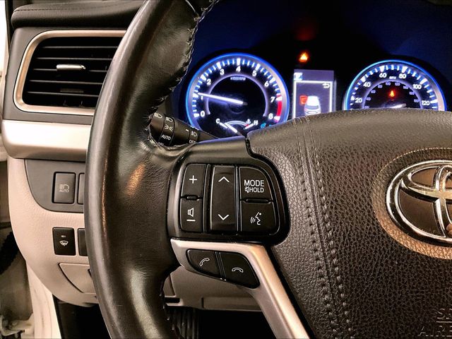2019 Toyota Highlander XLE White at Subaru and VW of Moon Township