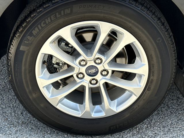 Used 2022 White Ford SE image 9