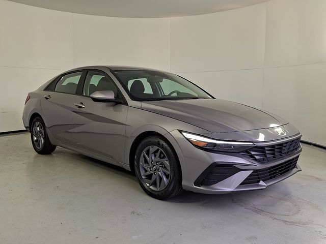 2024 Hyundai Elantra SEL's photo